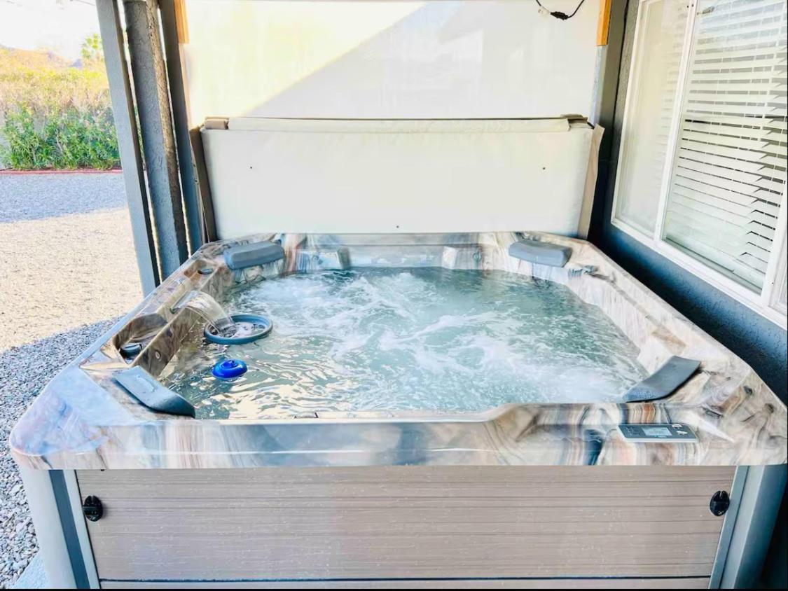 Spacious Getaway! Pool, Spa, Sleeps 9 レイク・ハヴァス・シティ エクステリア 写真