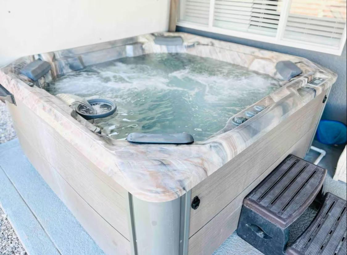 Spacious Getaway! Pool, Spa, Sleeps 9 レイク・ハヴァス・シティ エクステリア 写真